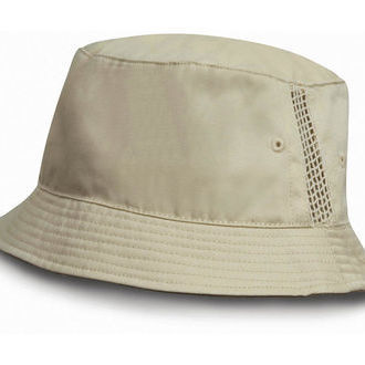 Sportowy kapelusz z wstawkami z siatki